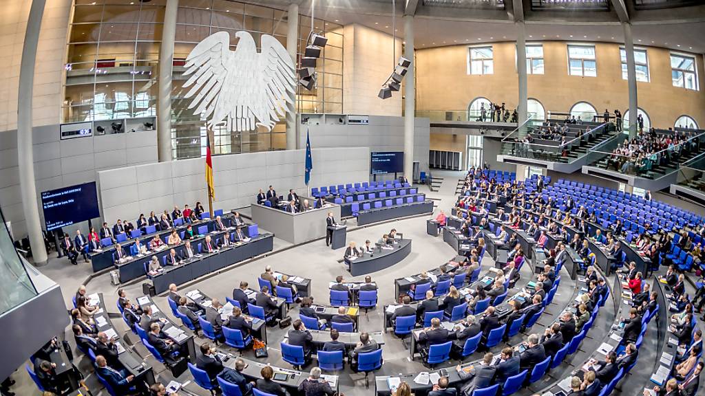ARCHIV - Der Plenarsaal während einer Sitzung des Deutschen Bundestages. Ab Dienstag gilt auch im Bundestag eine Maskenpflicht. Foto: Michael Kappeler/dpa