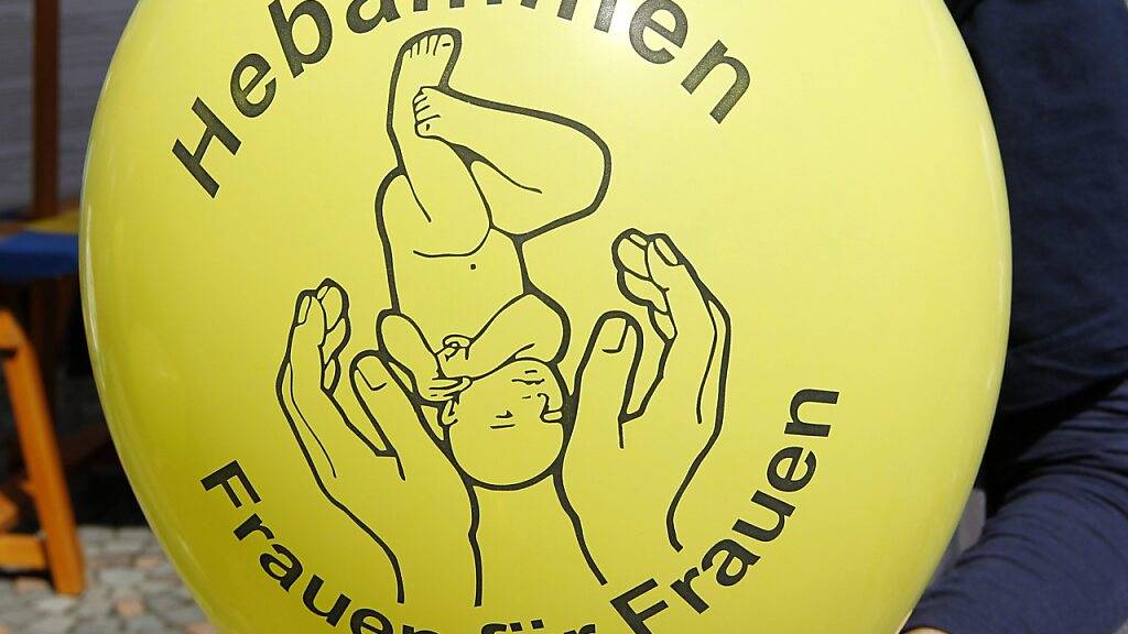Freipraktizierende Hebammen im Kanton Schwyz soll weiterhin nicht zwingend ein sogenanntes Wartgeld für ihre ständige Abrufbarkeit erhalten. (Archivbild)
