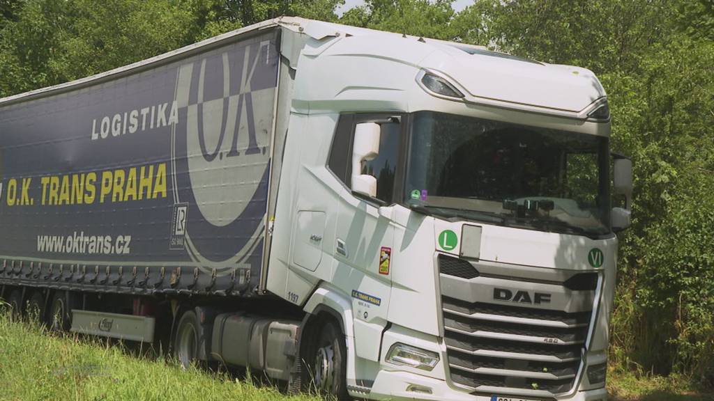 Blind Navi gefolgt: LKW landet auf Fussweg und bleibt stecken