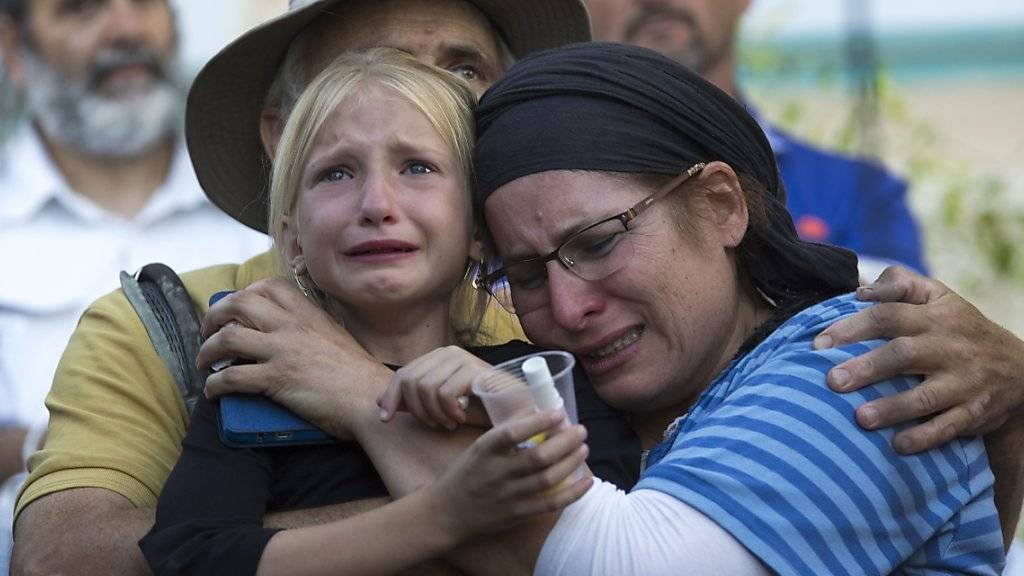 Die Familie des erstochenen 13-jährigen Mädchens weinen in der jüdischen Siedlung Kirjat Arba.