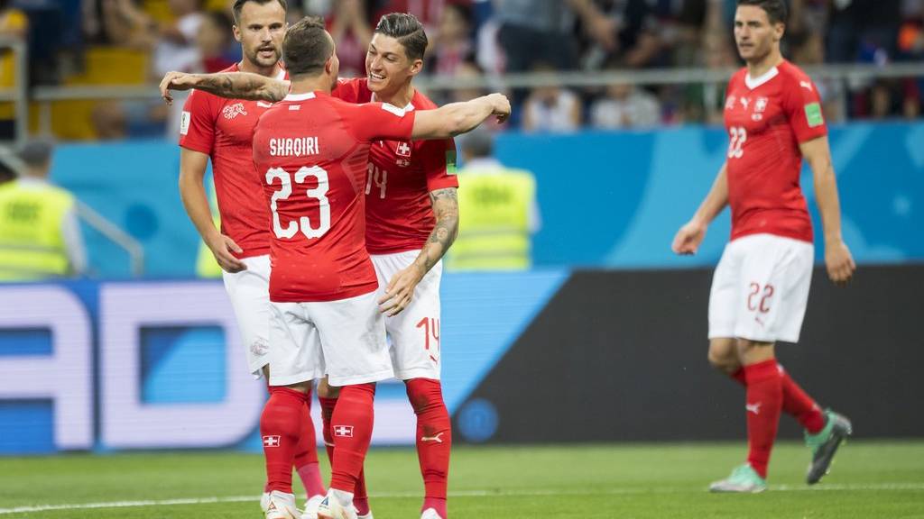 Die Schweiz sichert sich dank Zubers Kopfballtor den ersten WM-Punkt.