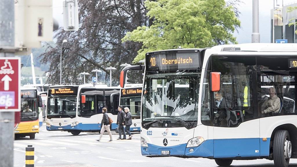 In Luzern ist ein Mann von einem Bus der Verkehrsbetriebe erfasst und tödlich verletzt worden. (Archivbild)