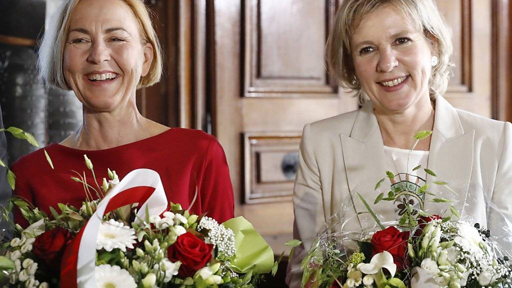 Erstmals gehören zwei Frauen der Solothurner Regierung an: Susanne Schaffner von der SP (links im Bild) und Brigit Wyss von den Grünen schafften die Wahl. Die FDP verlor nach 65 Jahren ihren zweiten Sitz in der Regierung.