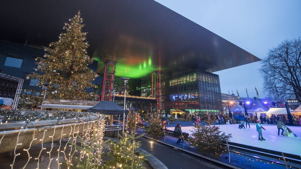 Farbenfroh mit Weihnachtsdekoration und Eisfeld praesentiert sich das KKL in Luzern, am Dienstag, 18. Dezember 2018.