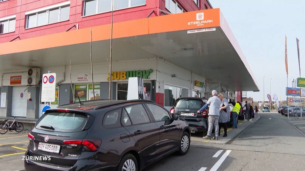 Ansturm auf Tankstelle in Pfäffikon im Kanton Schwyz