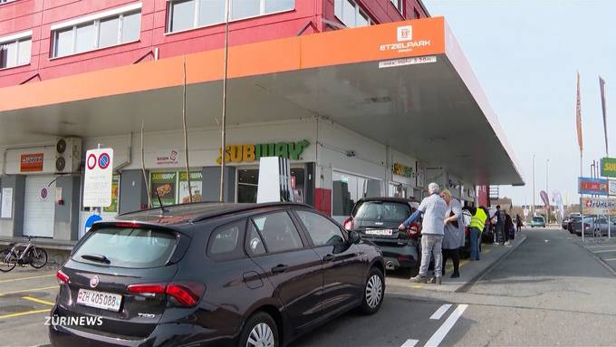 Ansturm auf eine Tankstelle in Pfäffikon SZ