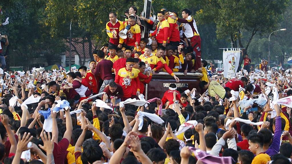 Millionen Philippiner nahmen an der Prozession teil und versuchten, die Figur zu berühren.