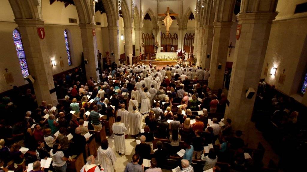 Die Gedenkfeier in Orlando begann mit einem Gottesdienst in der Cathedral Church of St. Luke.
