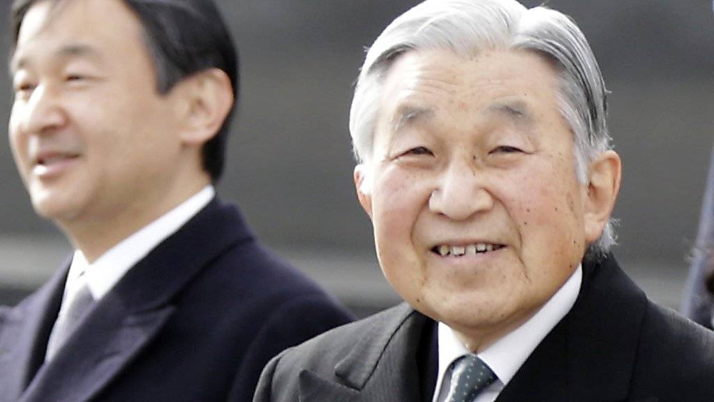 Kaiser Akihito (l.) ist seit Jahren gesundheitlich angeschlagen. Medien berichten, er wolle in den nächsten Jahren Platz machen für seinen Sohn Naruhito.