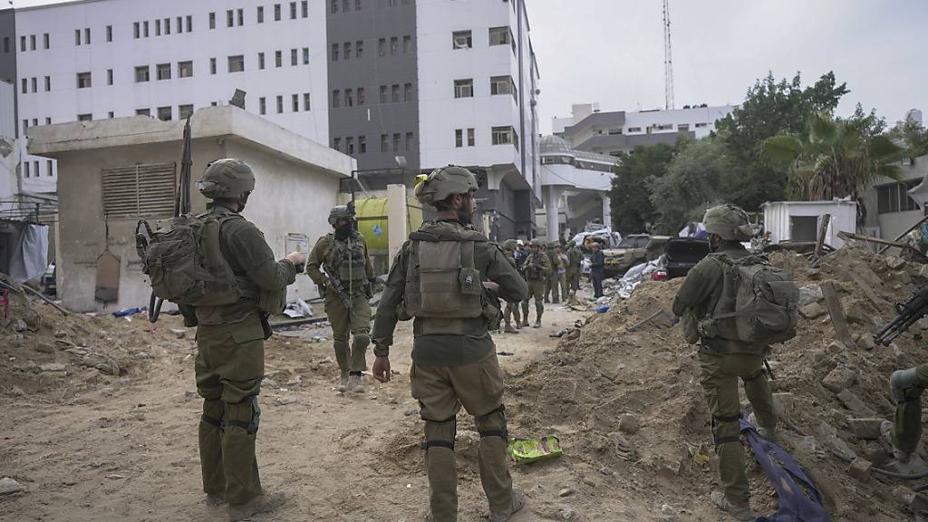 ARCHIV - Israelische Soldaten stehen vor dem Schifa-Krankenhaus. Foto: Victor R. Caivano/AP/dpa
