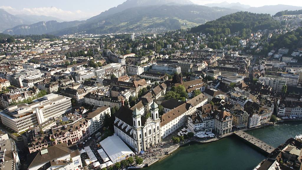 Blick auf die Stadt Luzern, eine der Gemeinden, in denen die Steuern sowohl 2023 wie 2024 gesenkt wurden. (Archivaufnahme)