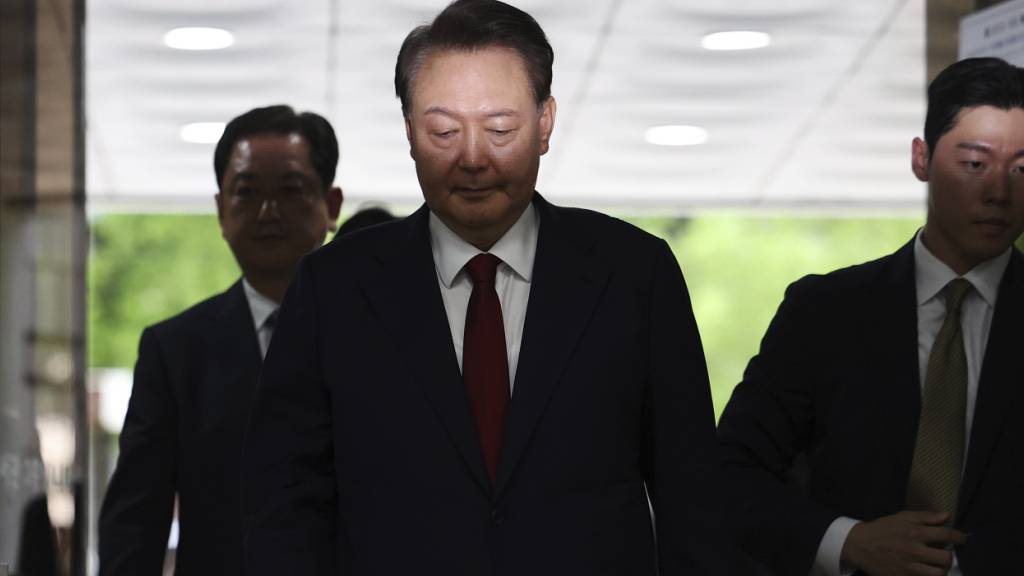 ARCHIV - Der ehemalige südkoreanische Präsident Yoon Suk Yeol (M) trifft am Gericht ein, um an einer Anhörung zur Überprüfung seines Haftbefehls teilzunehmen, die von Sonderstaatsanwälten beantragt wurde. Nun droht Yoon wegen möglichem Aufruhr die Todesstrafe. (Archivfoto) Foto: Kim Hong-Ji/Pool Reuters/AP/dpa