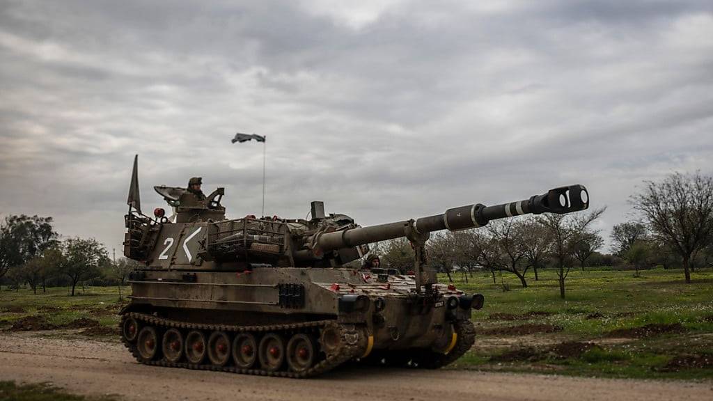 Israelische Artillerie fährt entlang der Grenze zwischen Israel und Gaza. Foto: Ilia Yefimovich/dpa