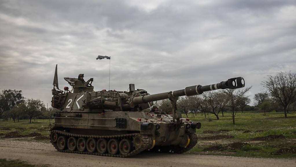 Israelische Artillerie fährt entlang der Grenze zwischen Israel und Gaza. Foto: Ilia Yefimovich/dpa