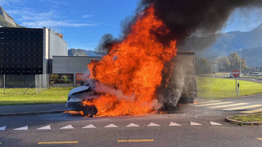 Der Lieferwagen brannte bei der Autobahnausfahrt in Mels SG vollständig aus.