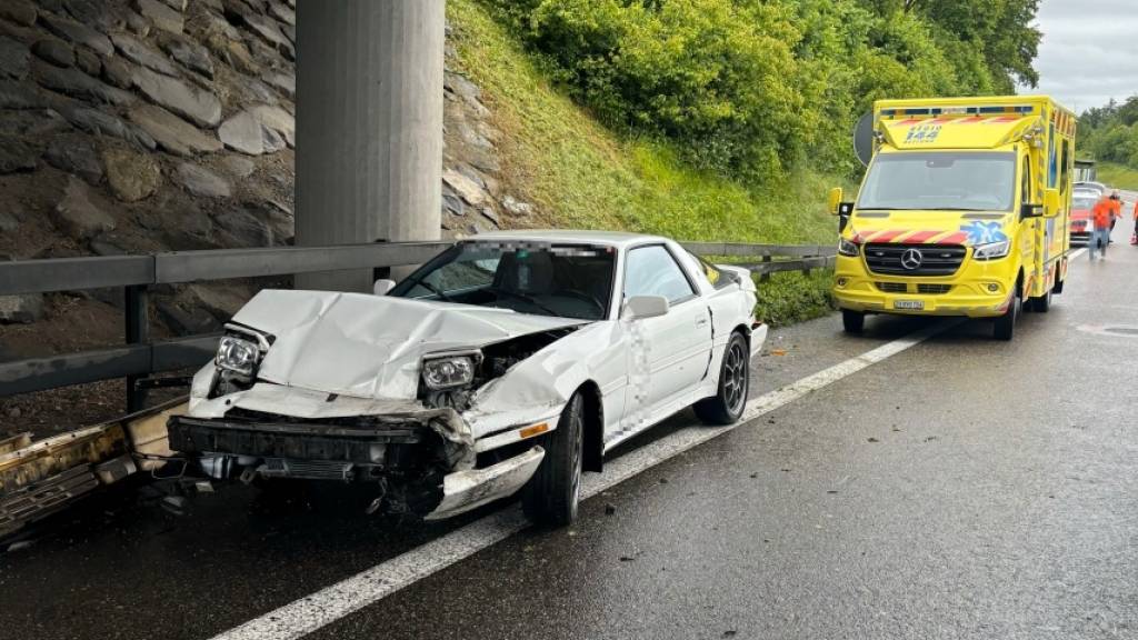 Eine 30-jährige Autofahrerin ist mit ihrem Auto in der Autobahneinfahrt Rapperswil verunfallt.