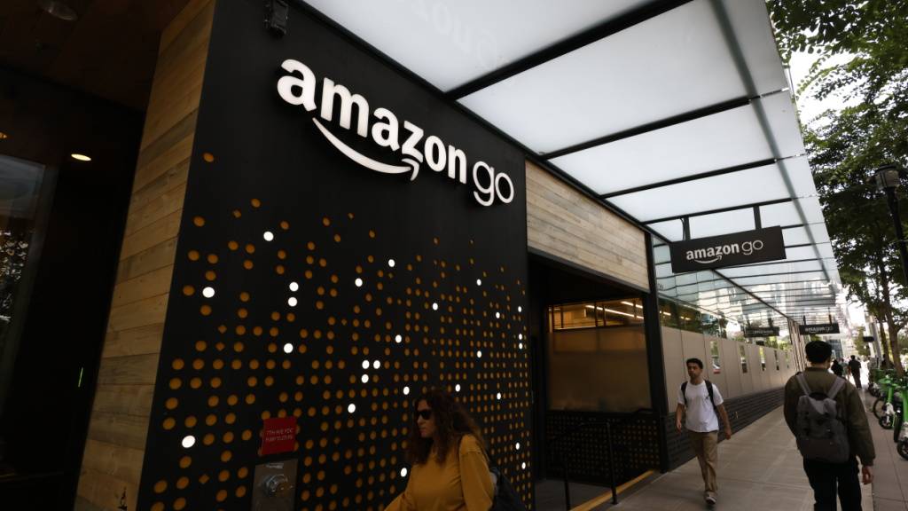 Amazon war ein Pionier bei Läden, in denen man sich einfach Sachen aus dem Regal greifen und rausgehen kann - Kameras und Sensoren kümmern sich ums Bezahlen. (archivbild)