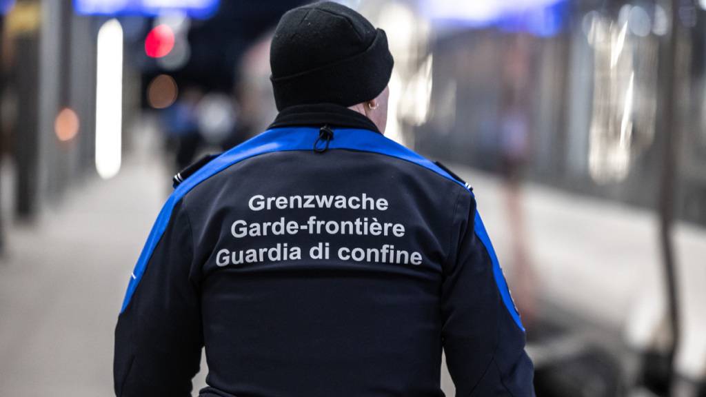 Ein Grenzwächter hat am Freitagmorgen in Augst BL seine Schusswaffe eingesetzt. Dabei wurde eine Person tödlich verletzt. (Archivbild)