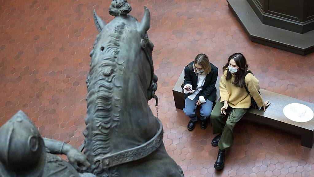 Zwei Besucherinnen schauen sich die Sammlung des Staatlichen Puschkin-Museums in Moskau an. Nach der Öffnung der Museen kündigte Bürgermeister Sergej Sobjanin weitere Lockerungen an. Foto: Alexander Zemlianichenko/AP/dpa