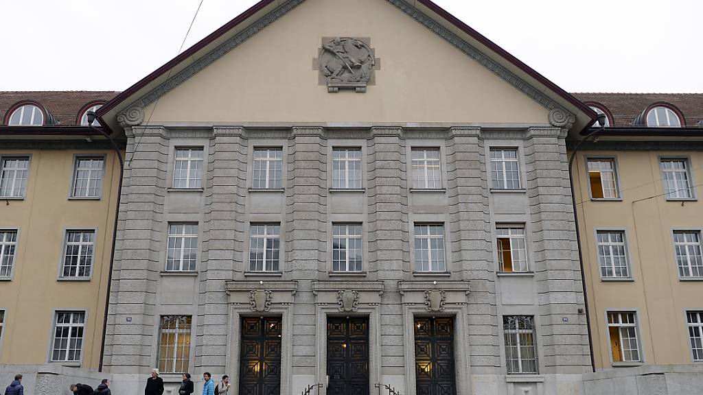 Das Bezirksgericht Zürich verhandelt am Donnerstag den Fall einer 21-Jährigen, die ihren Vater erschossen hat. ((Archivbild)