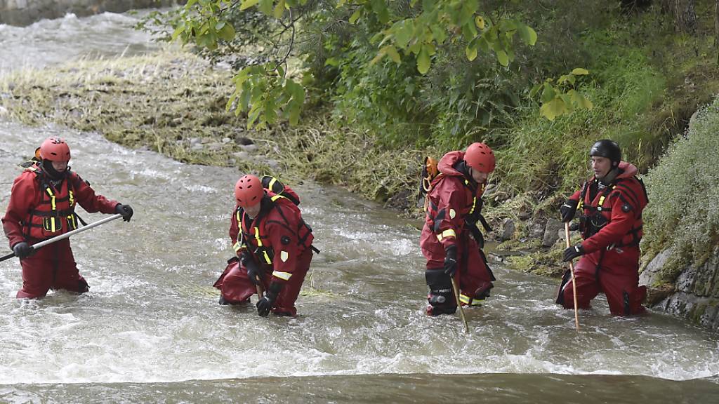 Polizisten und Feuerwehrmänner suchen im Fluss Osablaha nach einer verunglückten Frau, die vermutlich im Fluss ertrunken ist. Augenzeugen hatten die Frau leblos auf dem Wasser treiben sehen, bevor sie dann jedoch in den Fluten verschwand. Foto: Jaroslav O?ana/CTK/dpa