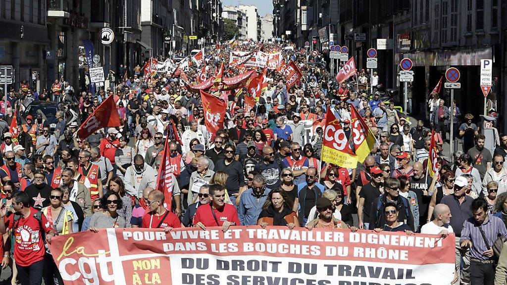 Mehrere zehntausend Menschen haben in Frankreich erneut gegen die geplante Arbeitsmarktreform von Präsident Macron demonstriert.