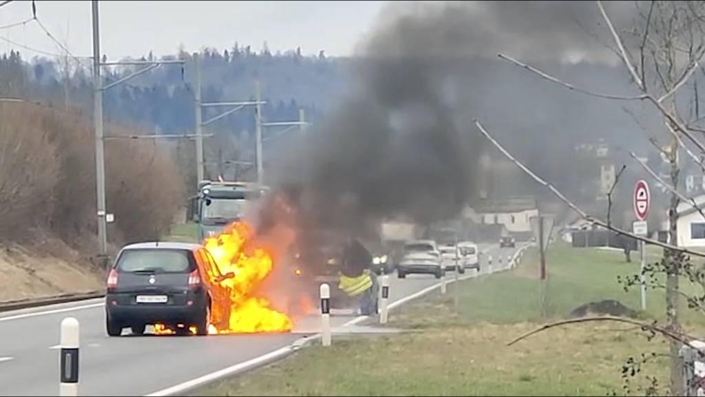 Auto ist in Unfall verwickelt und geht anschliessend in Flammen auf 