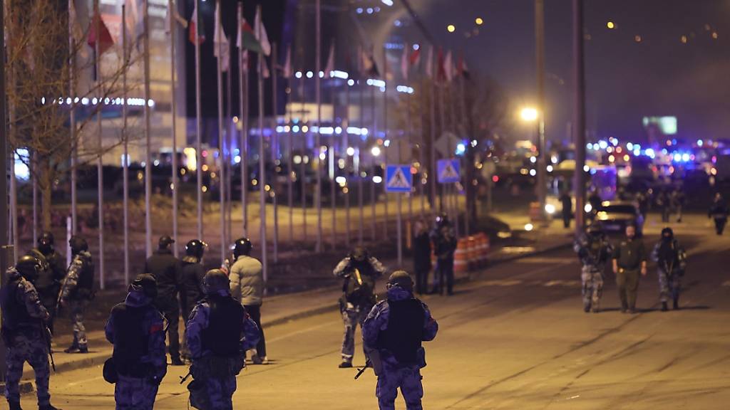 Soldaten der russischen Nationalgarde (Rosgwardija) sichern einen Bereich in der Nähe des Crocus City Hall am westlichen Rand Moskaus. Foto: Vitaly Smolnikov/AP