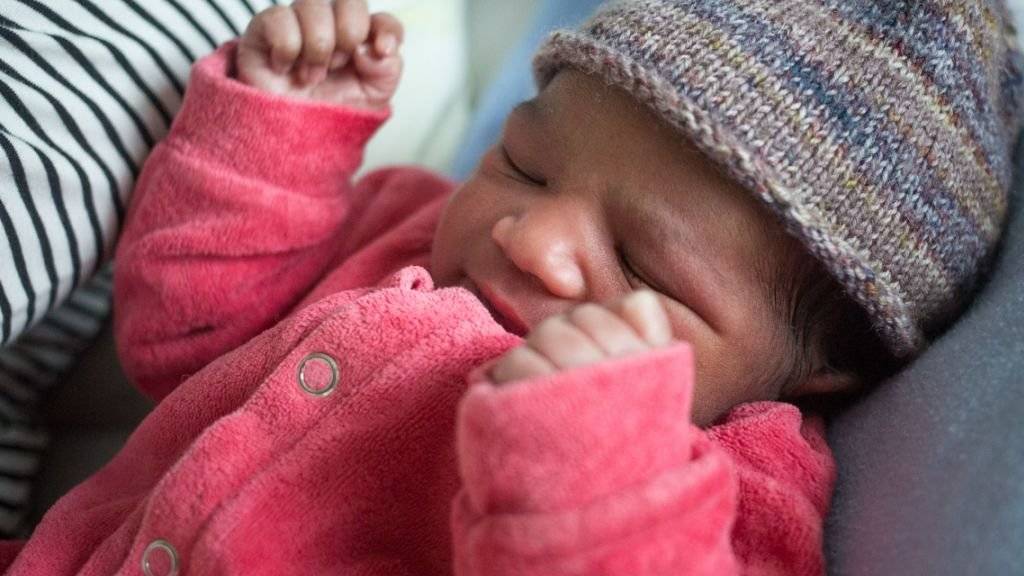 Das Neujahrsbaby im Berner Inselspital kam um 3.43 Uhr auf die Welt: Es ist ein Mädchen, 2870 Gramm schwer und 49 Zentimeter gross.