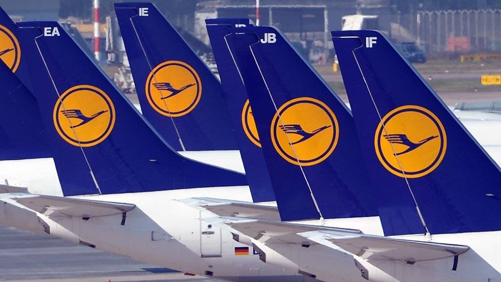 Die Lufthansa-Maschinen könnten am Boden bleiben. Deutschlands grösster Fluggesellschaft droht ein Streik der Flugbegleiter. (Archiv)