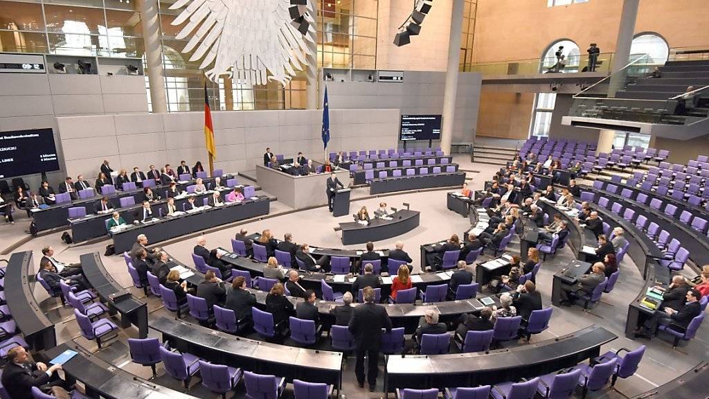 Emissionen reduzieren: Der deutsche Bundestag will für seinen Fahrdienst auf Elektroautos umsteigen. (Archiv)