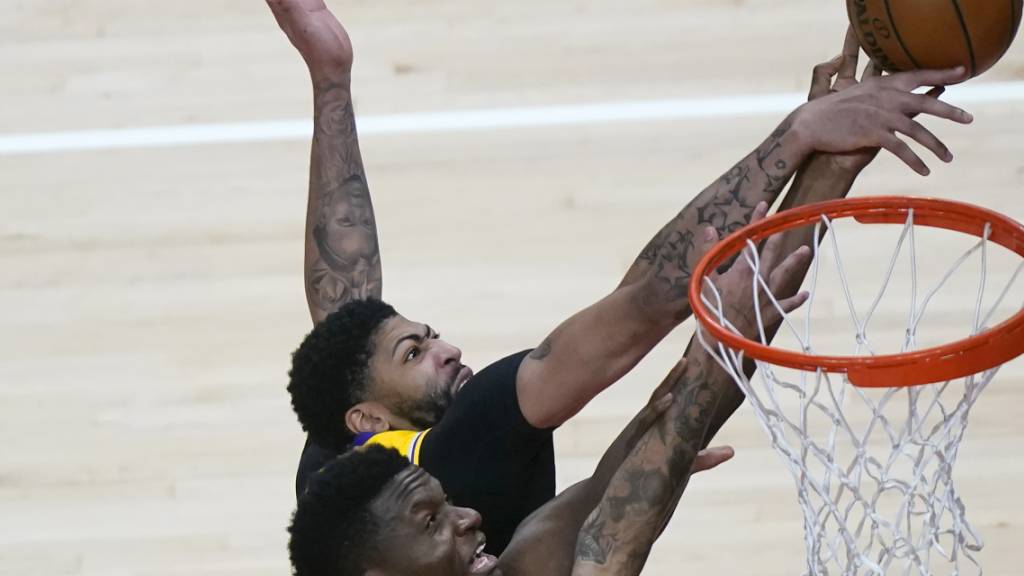Clint Capela und Anthony Davis kämpfen um den Ball beim Duell zwischen Atlanta und dem Titelverteidiger Los Angeles Lakers