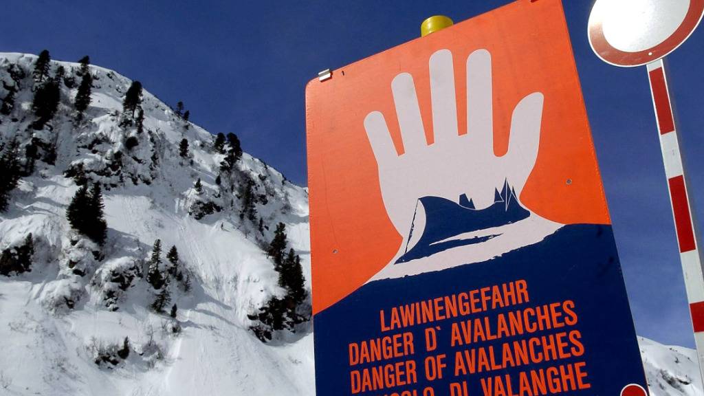 ARCHIV - Ein Warnschild am Arlberg (Symbolbild). Foto: epa apa Barbara Gindl/APA/dpa