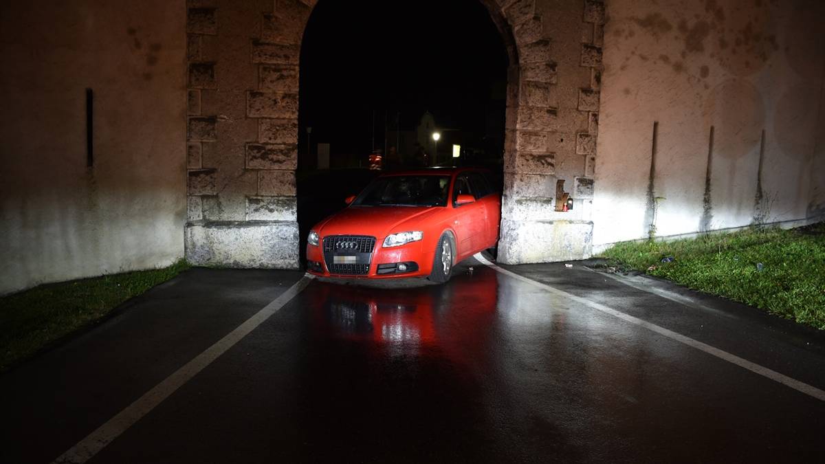 Bei der Durchfahrt eines Torbogens kracht ein Autofahrer gegen die Mauer.