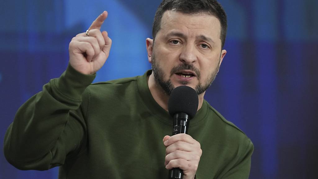 ARCHIV - Wolodymyr Selenskyj, Präsident der Ukraine, spricht während einer Pressekonferenz. Foto: Evgeniy Maloletka/AP/dpa