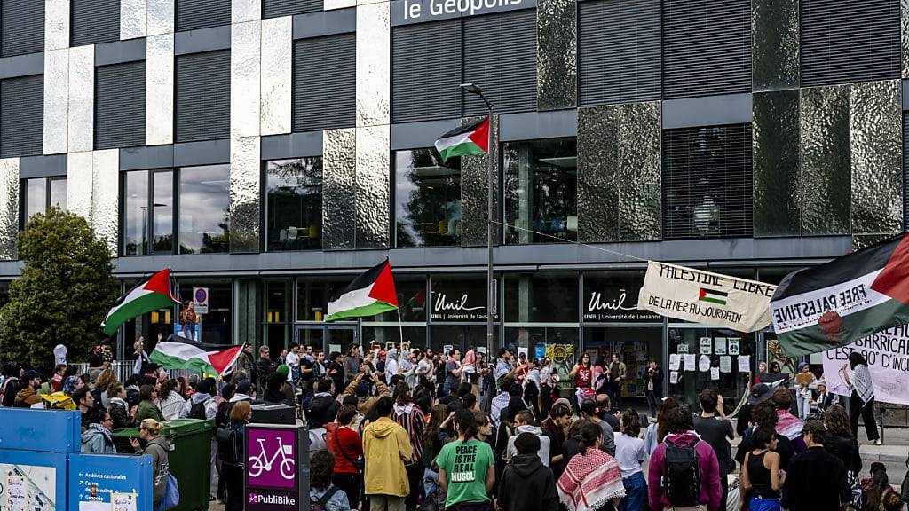 Rund 400 Menschen versammelten sich vor dem Géopolis-Gebäude der Universität Lausanne.