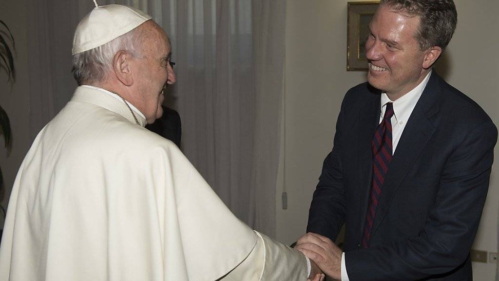 Papst Franziskus schüttelt seinem neuen Pressemann Greg Burke (r.) die Hand.