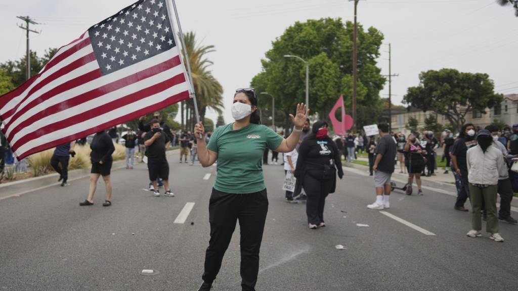 Demonstranten konfrontieren Grenzschutzbeamte während einer Demonstration in Paramount, einem Stadtteil von Los Angeles. Foto: Eric Thayer/AP/dpa