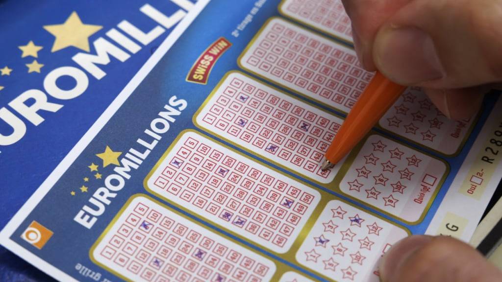 Bei der nächsten Ziehung am Dienstag sind 235 Millionen Franken zu gewinnen. (Archivbild).