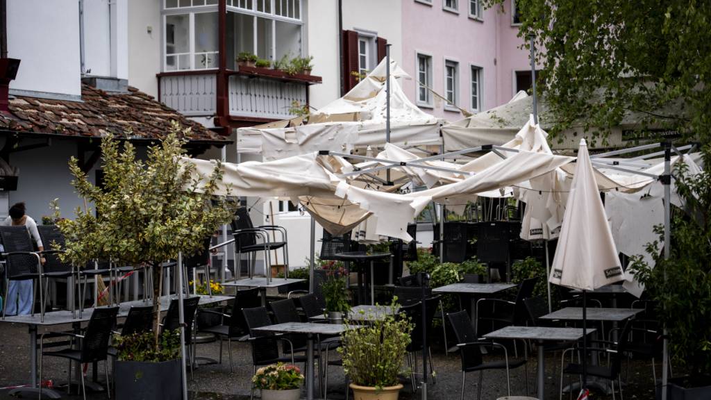 Ein Bild der Zerstörung: Der Hagelsturm beschädigte einen Pavillon eines Restaurants in Bülach. (Archivbild)