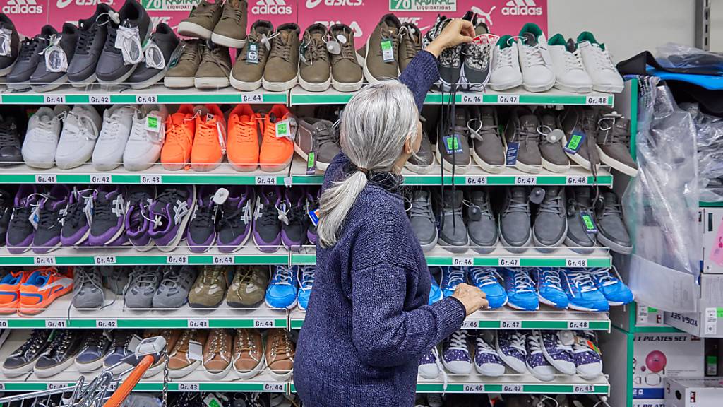 Eine ältere Frau beim Einkaufen. Rentenbezügerinnen und -bezüger der Stadt Luzern sollen einen Teuerungsausgleich erhalten. (Symbolbild)