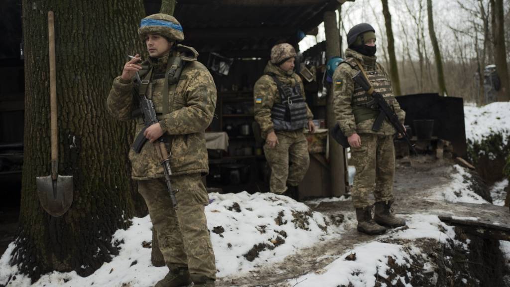 dpatopbilder - Soldaten des staatlichen ukrainischen Grenzschutzes ruhen sich in einer Militärstellung in der Region Sumy aus. Foto: Hanna Arhirova/AP/dpa