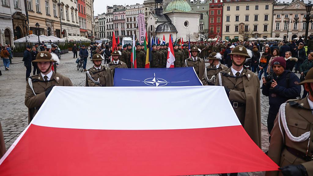 ARCHIV - Soldaten der polnischen Armee sind auf dem Hauptplatz zu sehen, während sie an den offiziellen Feierlichkeiten zum 25. Jahrestag des Beitritts Polens zur Nato teilnehmen. Foto: Beata Zawrzel/ZUMA Press Wire/dpa