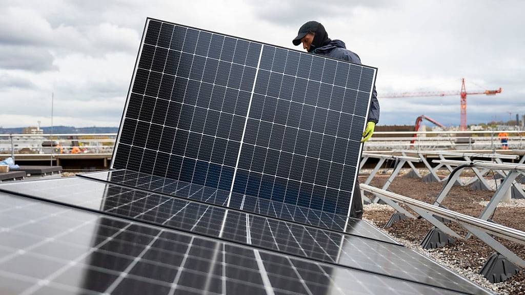 Ab diesem Sommer bildet die Solarbranche ihre Fachleute selbst aus. (Symbolbild)