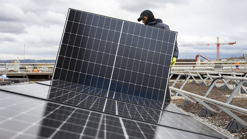 Ab diesem Sommer bildet die Solarbranche ihre Fachleute selbst aus. (Symbolbild)