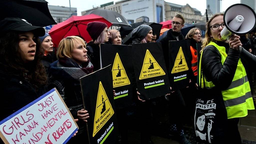 Polnische Frauen demonstrieren gegen die Regierung und für Frauenrechte.