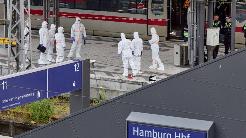 dpatopbilder - Polizei und Spurensicherung im Einsatz nahe des Tatorts. Bei einem Messerangriff im Hamburger Hauptbahnhof sind mehrere Menschen schwer verletzt worden. Das berichteten Augenzeugen. Foto: Georg Wendt/dpa