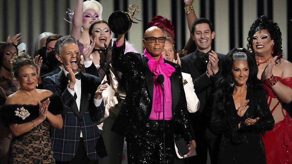 Das Team von «RuPaul's Drag Race» nimmt während Verleihung der den Preis für die beste Reality-Wettbewerbssendung entgegen. Foto: Chris Pizzello/Invision/AP/dpa
