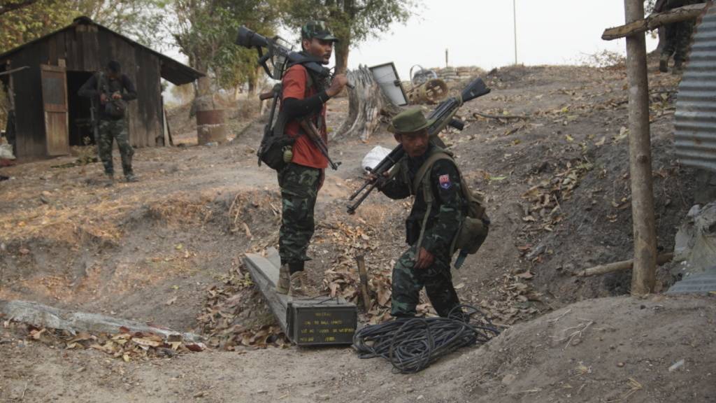 ARCHIV - Mitglieder der Karen National Liberation Army und der People's Defense Force sammeln Waffen ein, nachdem sie einen Außenposten der Armee im südlichen Teil der Stadt Myawaddy erobert haben. Foto: AP/dpa