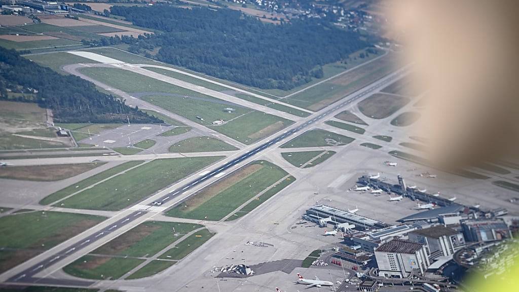 Der Flughafen Zürich hat im November zwar mehr Passagiere angelockt als im Vorjahr, aber das Vor-Pandemieniveau von 2019 nicht mehr ganz erreicht. Insgesamt reisten 2,0 Millionen Passagiere über den grössten Flughafen der Schweiz. (Archivbild)